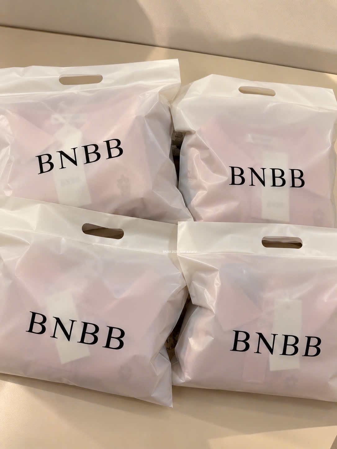 Gom - ÁO POLO HỒNG THÊU CÁ SAUA DT BNBB