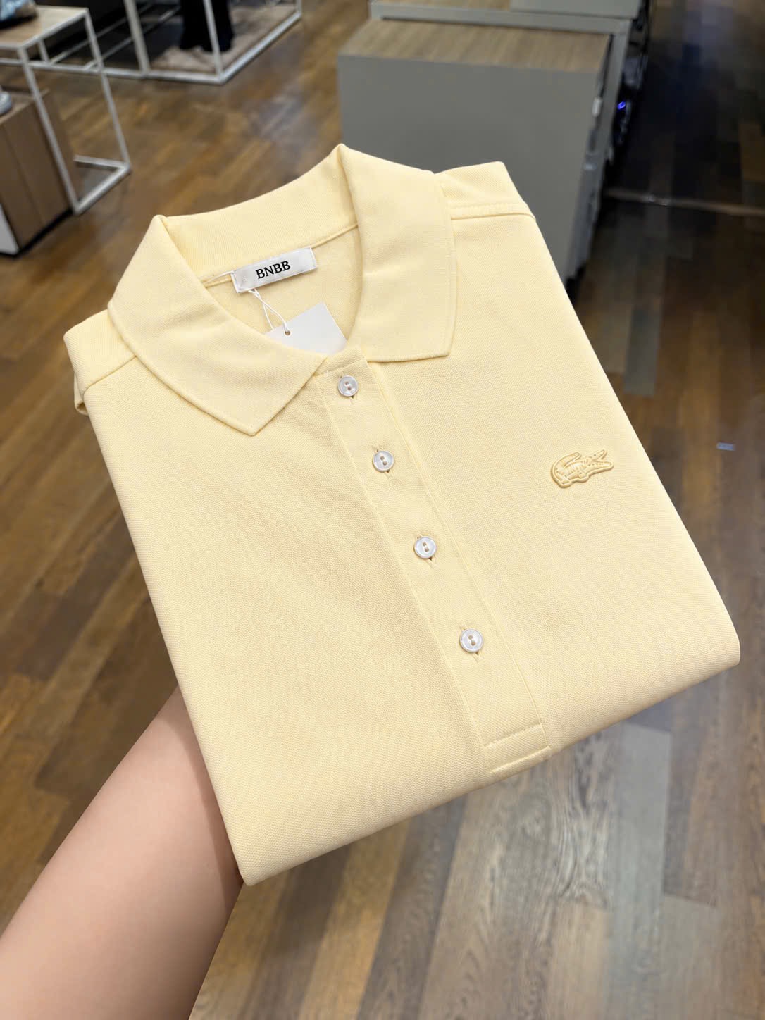 Gom - ÁO POLO VÀNG DÀI TAY THÊU CÁ SẤU BNBB