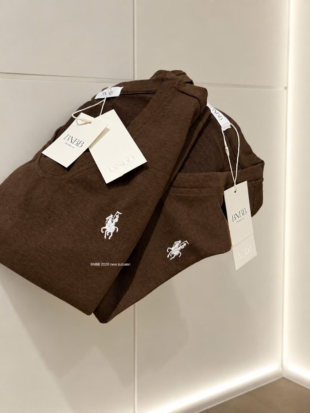 Gom - ÁO PULL CỘC CỔ TIM THÊU NGỰA MÀU NÂU BNBB