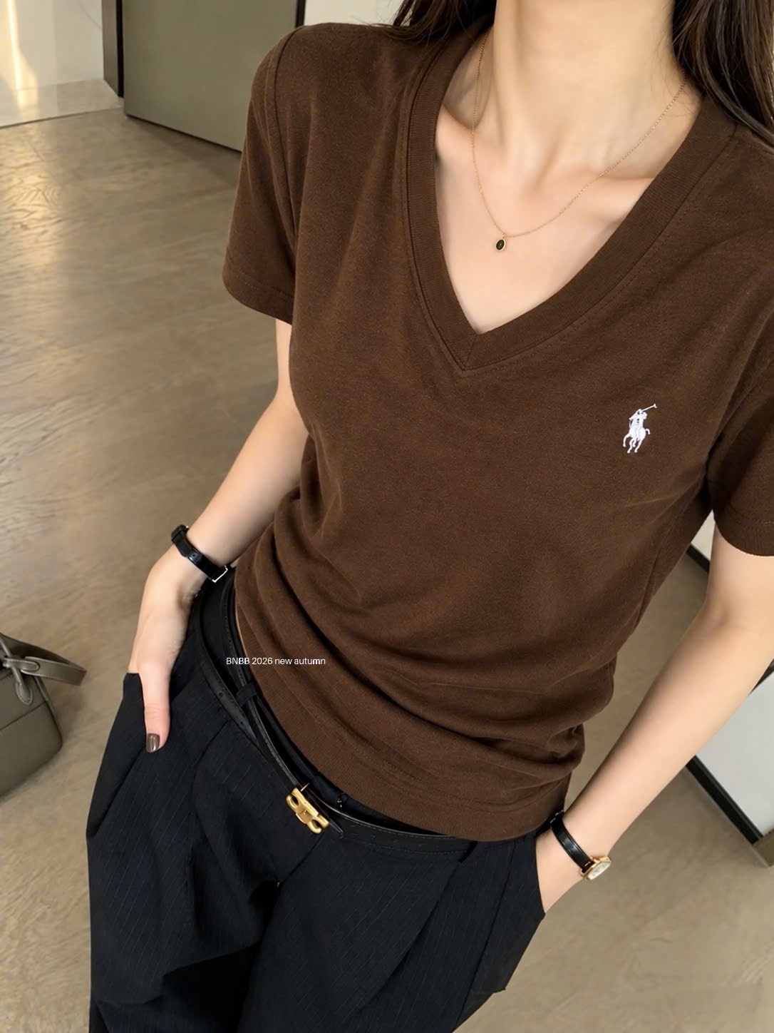 Gom - ÁO PULL CỘC CỔ TIM THÊU NGỰA MÀU NÂU BNBB