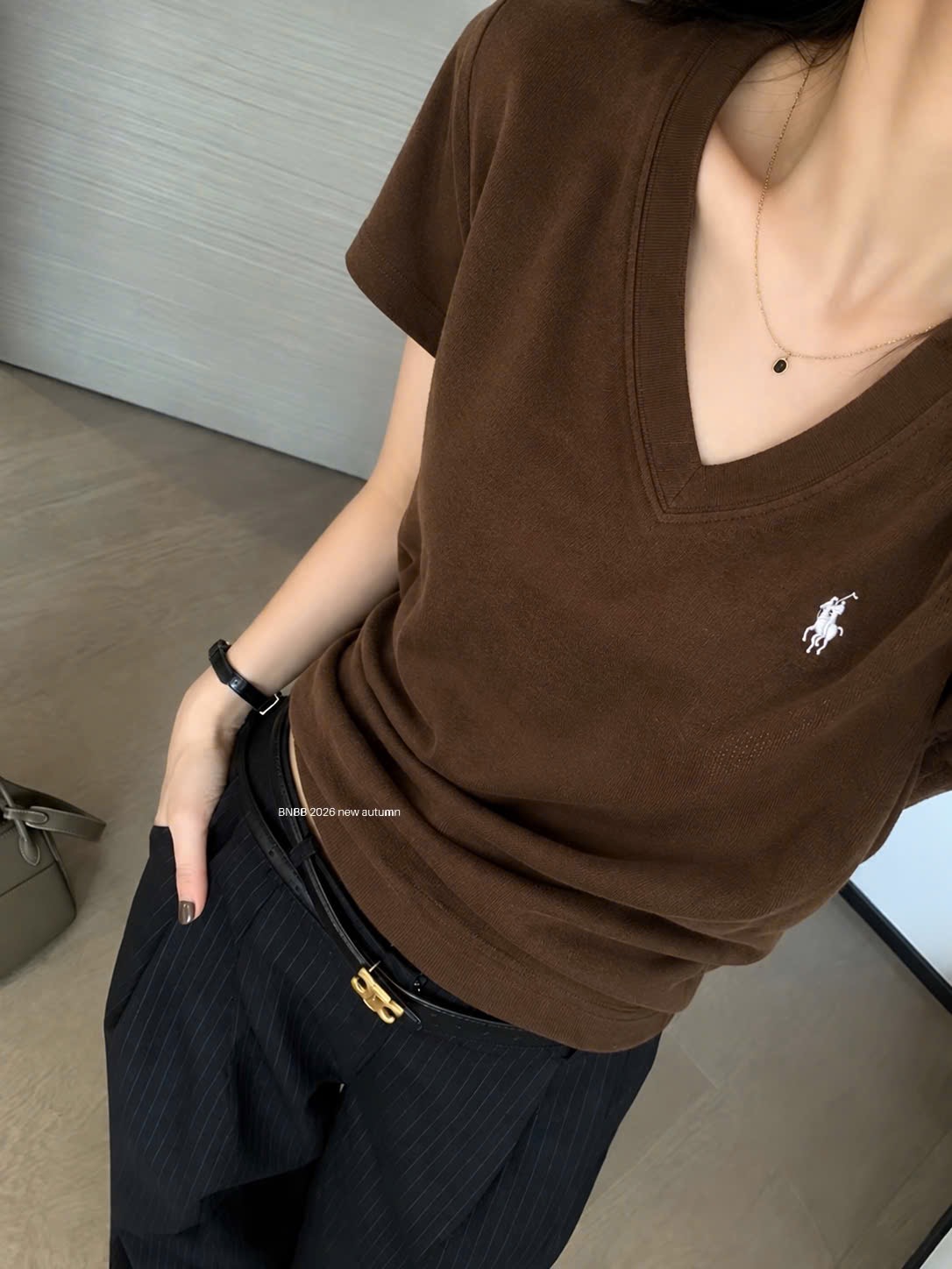 Gom - ÁO PULL CỘC CỔ TIM THÊU NGỰA MÀU NÂU BNBB