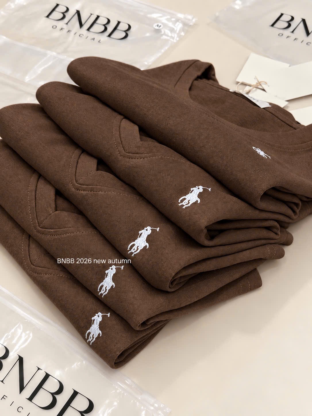 Gom - ÁO PULL CỘC CỔ TIM THÊU NGỰA MÀU NÂU BNBB