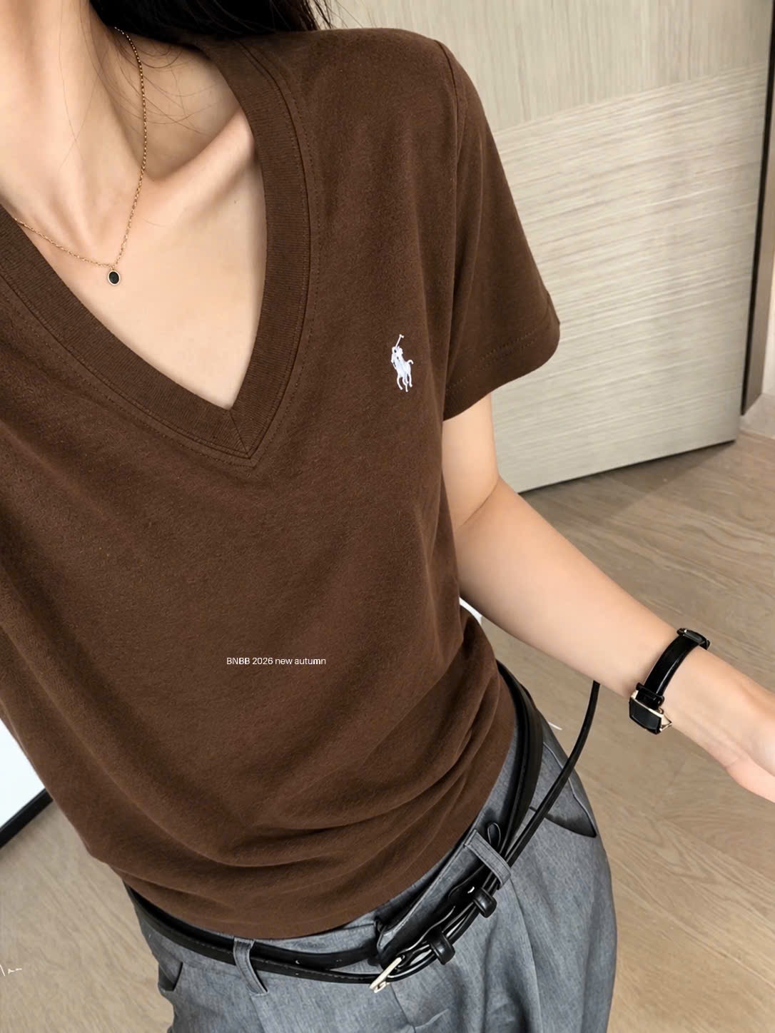 Gom - ÁO PULL CỘC CỔ TIM THÊU NGỰA MÀU NÂU BNBB