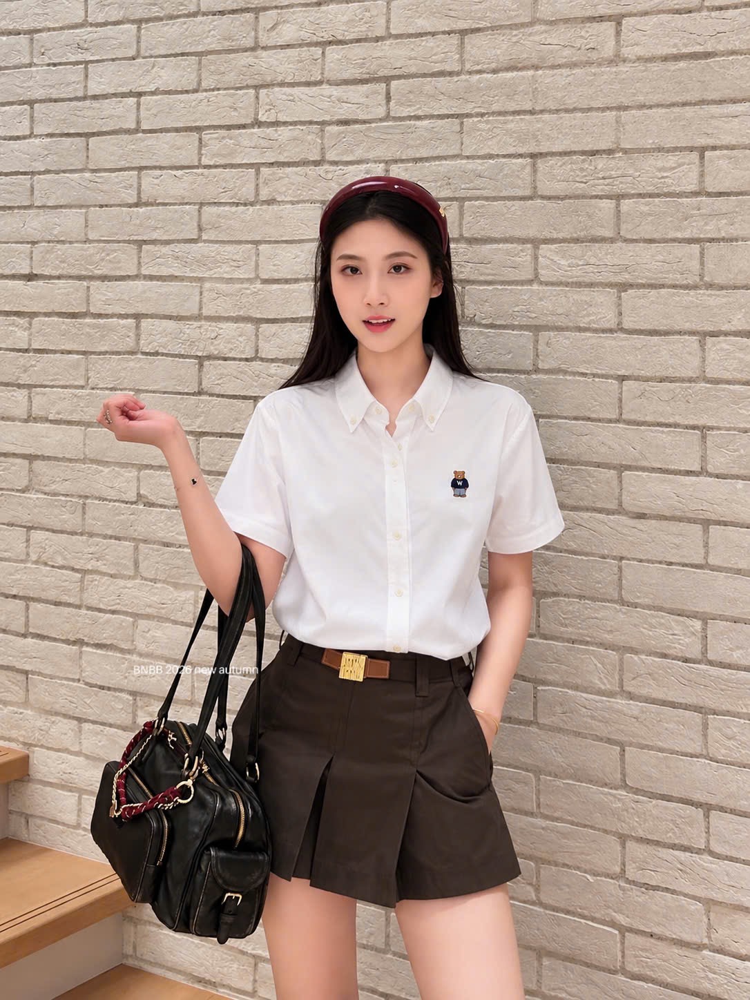 Gom - ÁO SƠ MI CỘC TAY THÊU GẤU WHOU MÀU TRẮNG