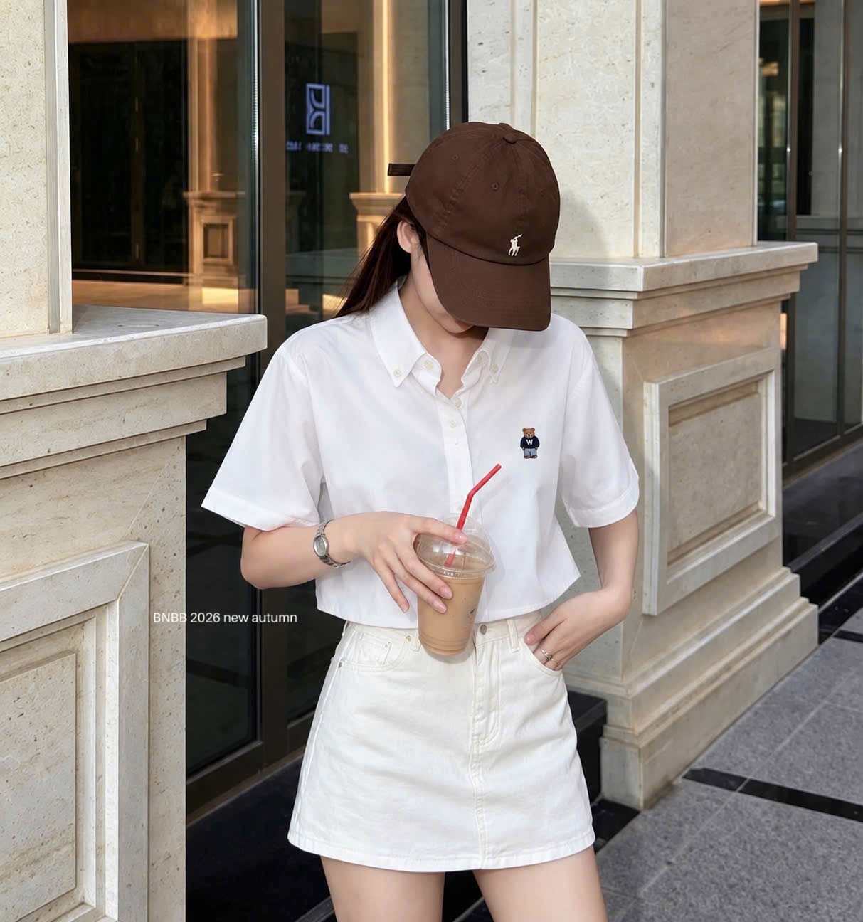 Gom - ÁO SƠ MI CỘC TAY THÊU GẤU WHOU MÀU TRẮNG
