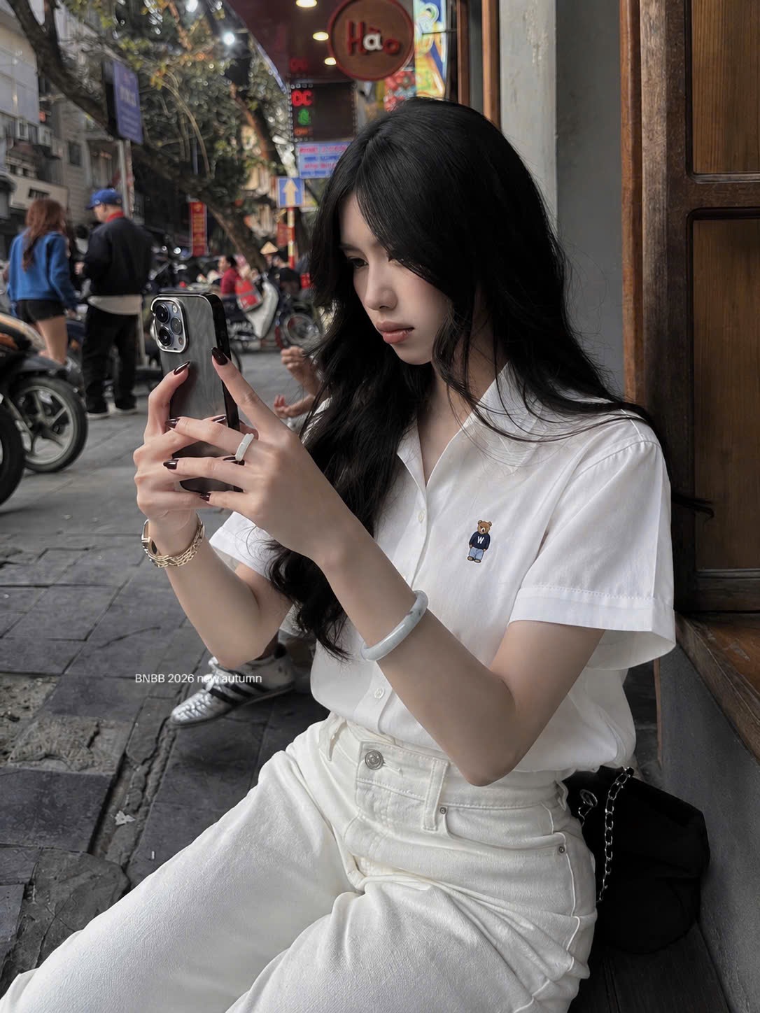 Gom - ÁO SƠ MI CỘC TAY THÊU GẤU WHOU MÀU TRẮNG