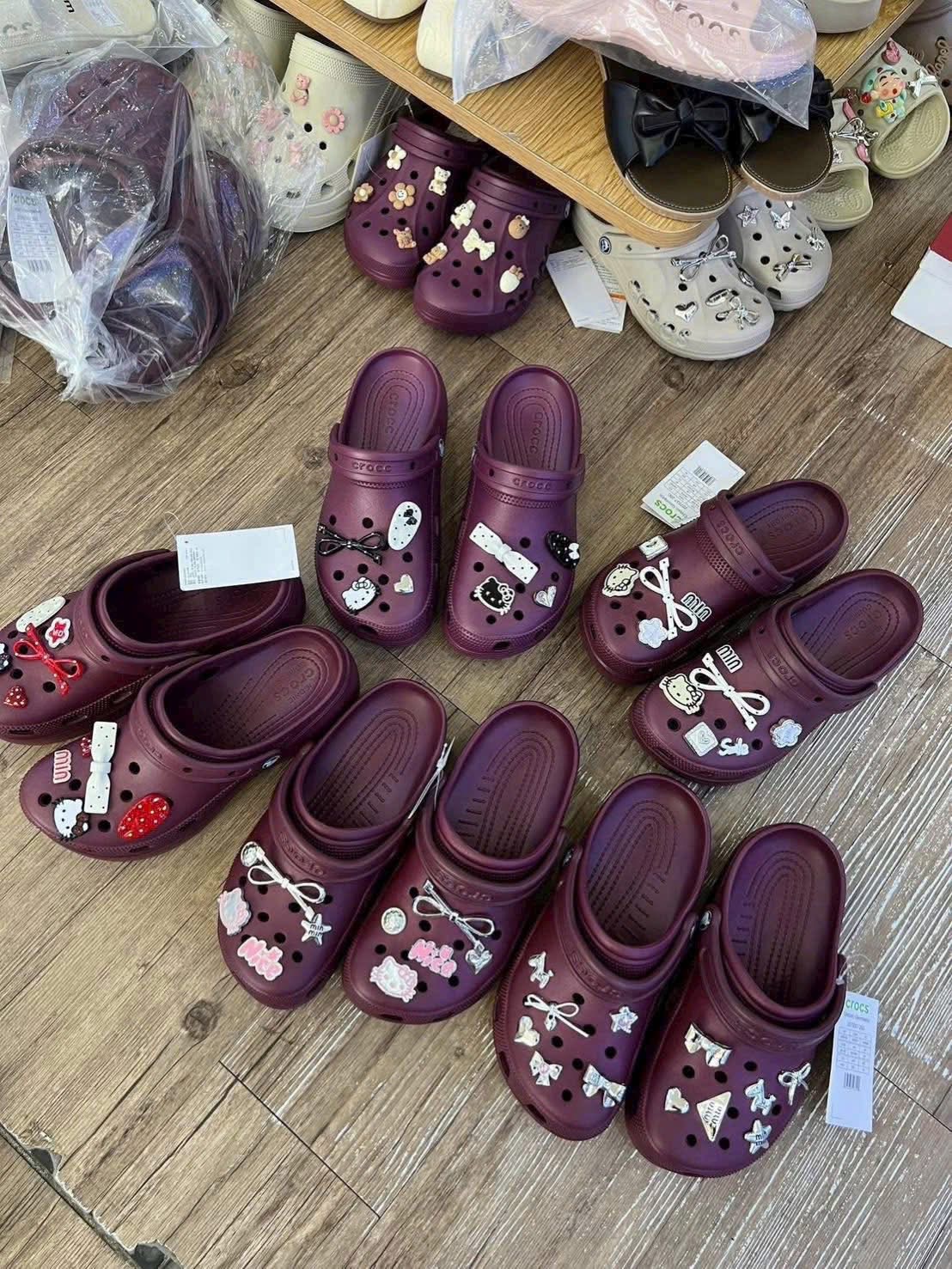 DÉP SỤC CROCS ĐỎ KÈM CHARM