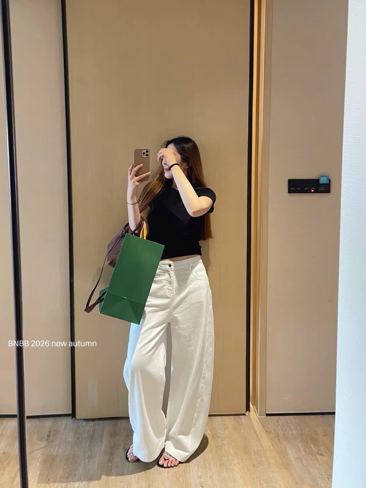 Gom - SÉT 2 ÁO CỘC ĐEN ĐỎ BNBB TRƠN