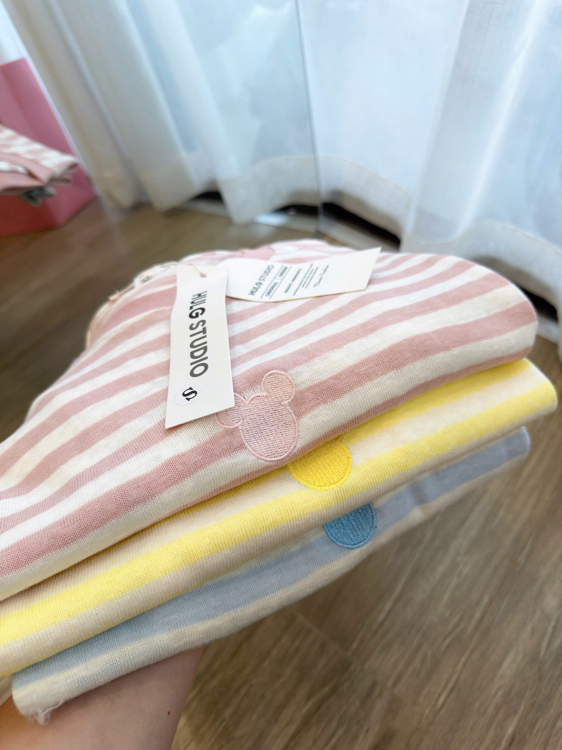 SET 3 ÁO PULL GIẤY KẺ DT THÊU MICKY XANH VÀNG HỒNG