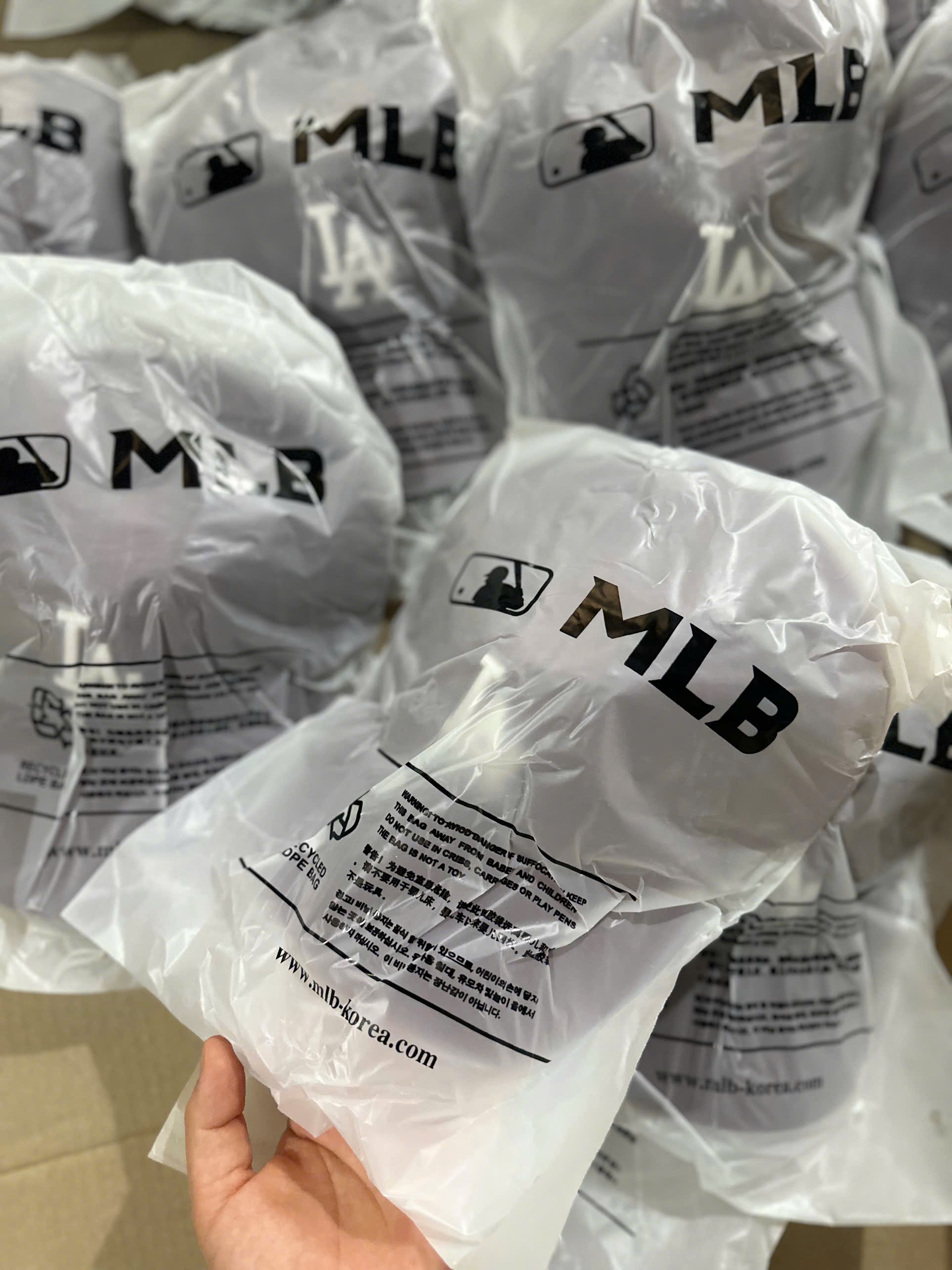 Hàng xuất dư - MŨ LƯỠI TRAI MLB LA MÀU ĐỎ NY NỮ