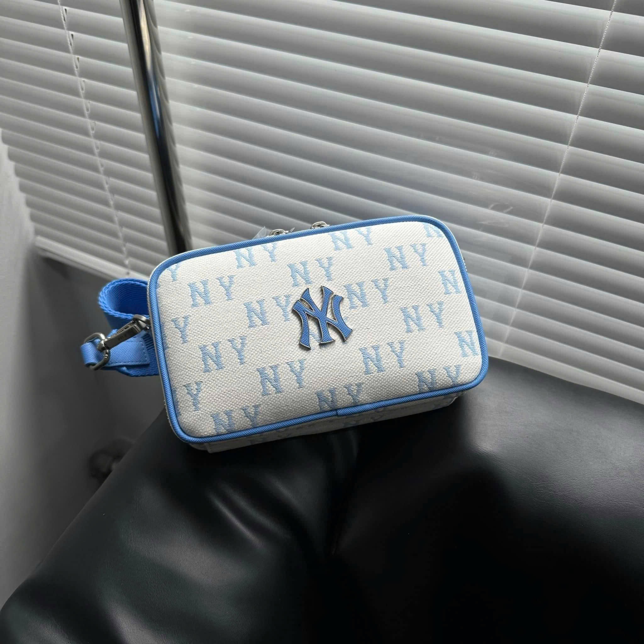 Hàng xuất dư - TÚI XÁCH MLB DẠNG HỘP VIỀN XANH