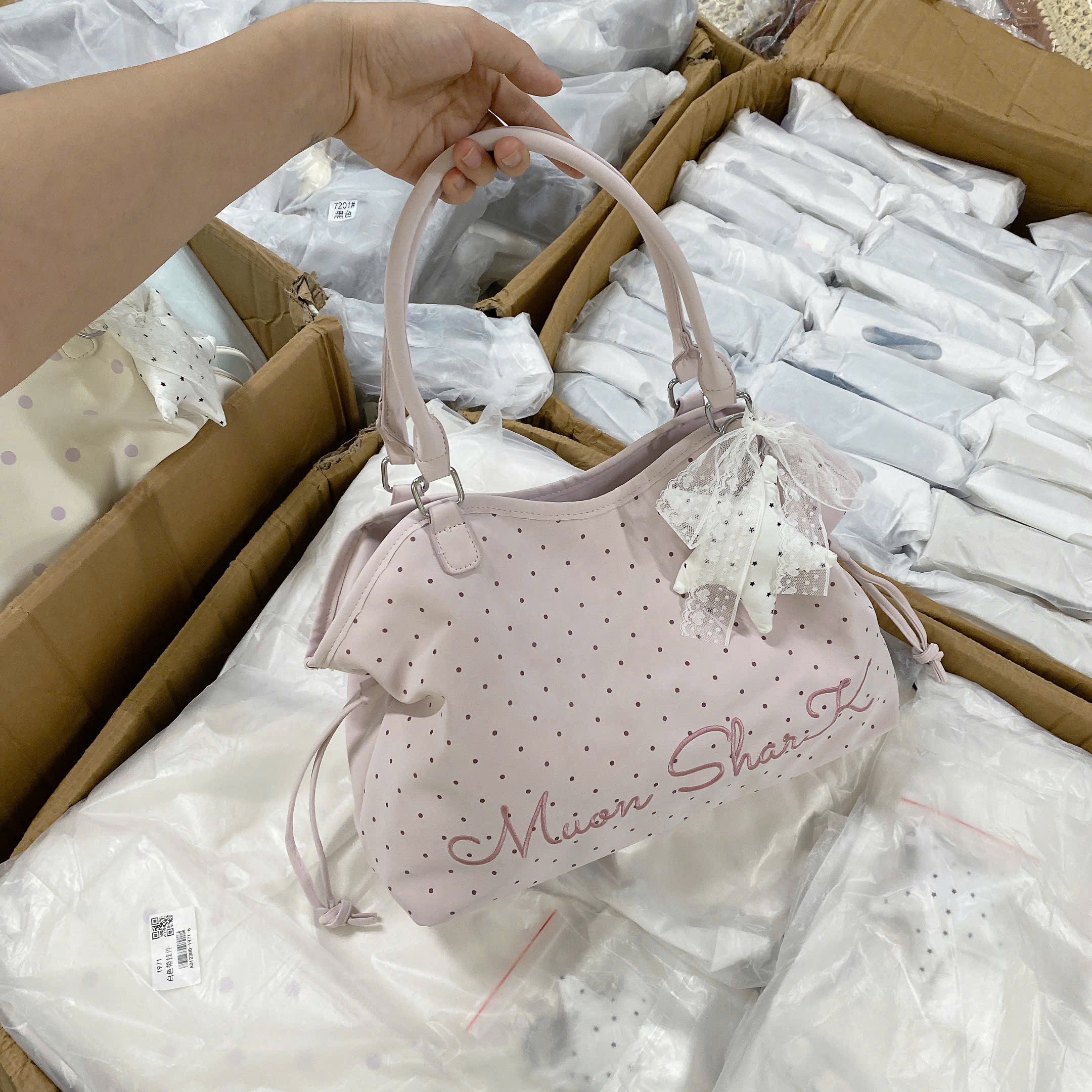 M1971 - TÚI XÁCH MUON SHARK KÈM CHARM CHẤM