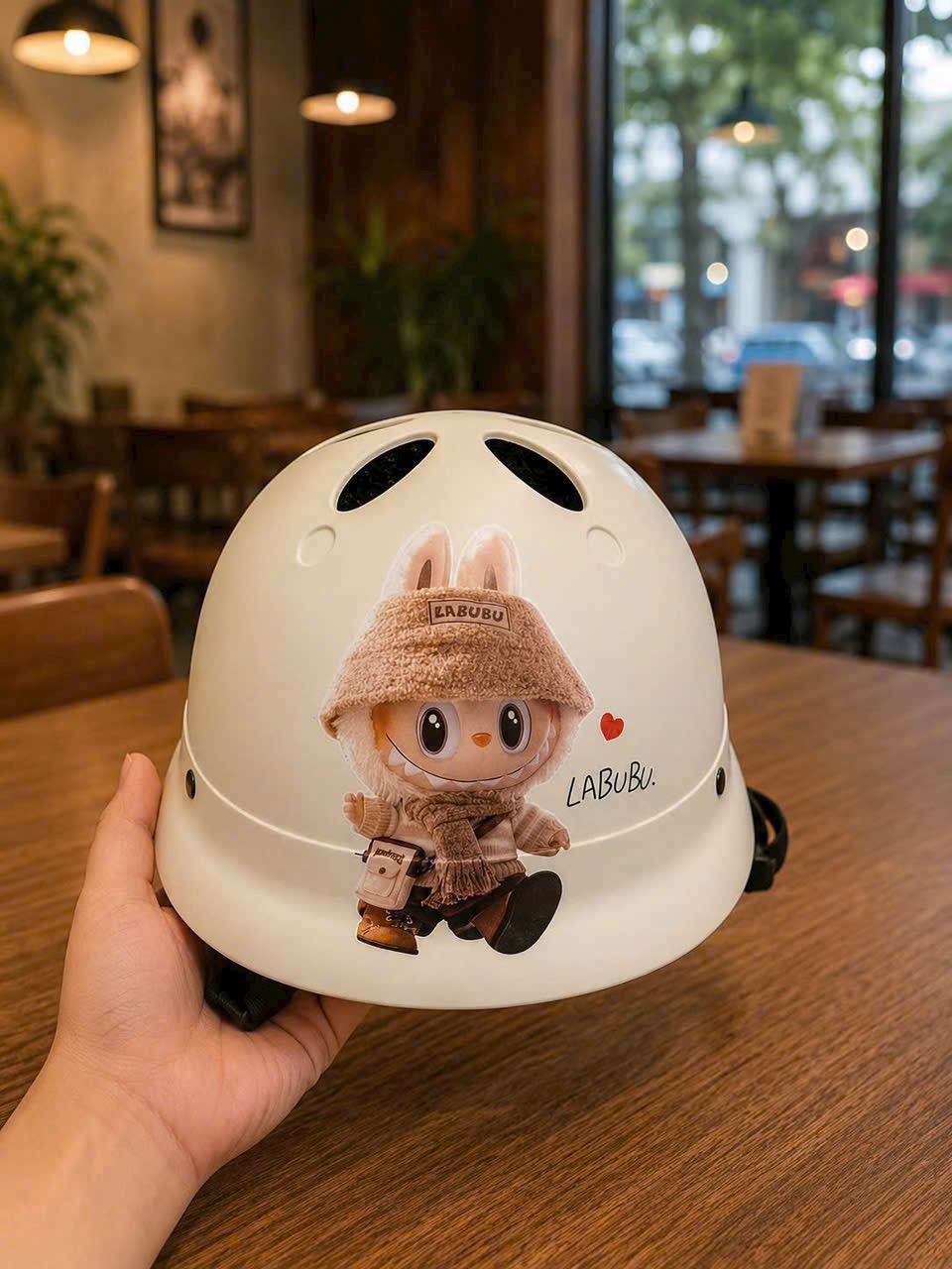 MŨ BẢO HIỂM MÀU BE LABUBU CHO BÉ