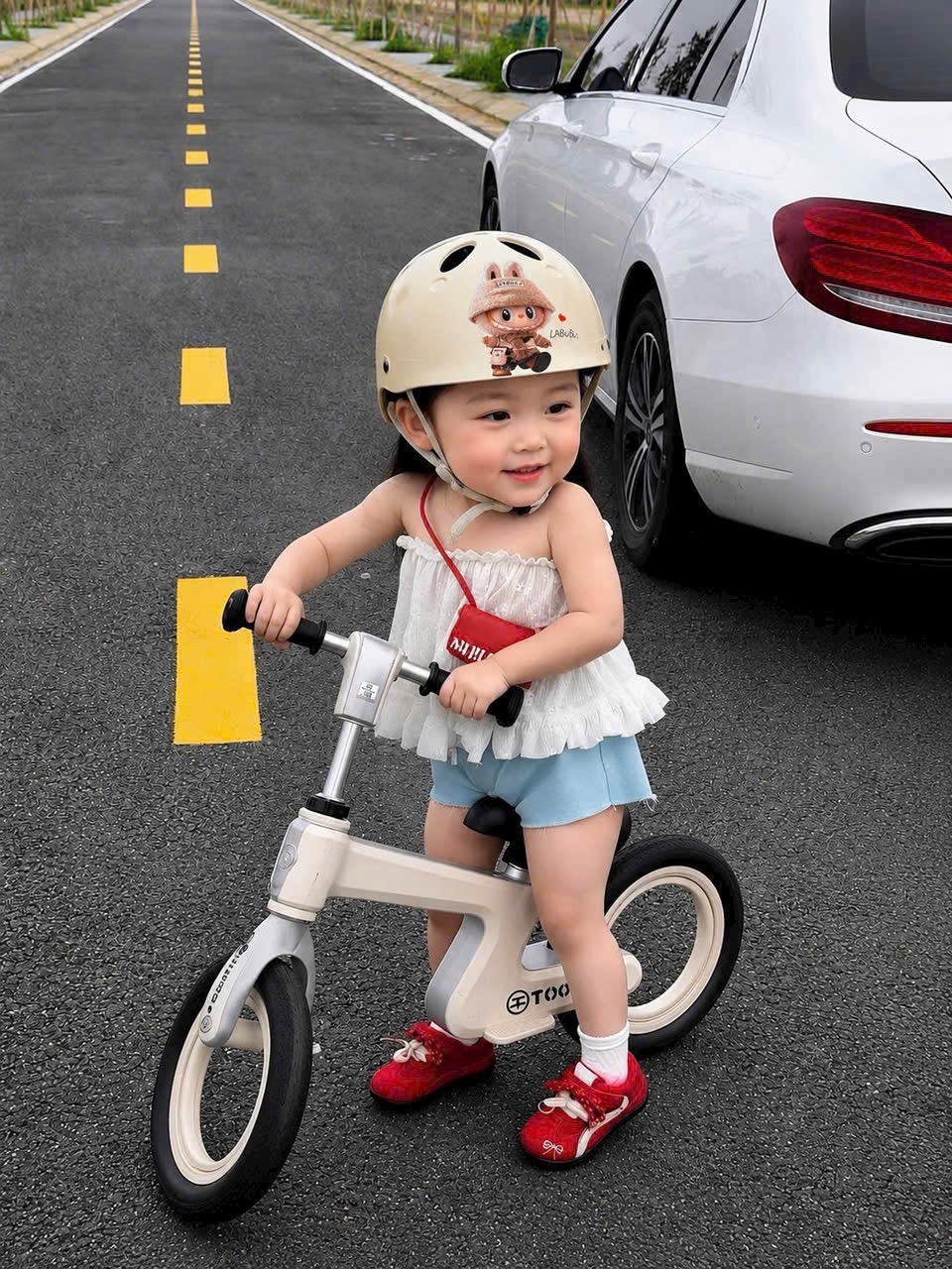 MŨ BẢO HIỂM MÀU BE LABUBU CHO BÉ