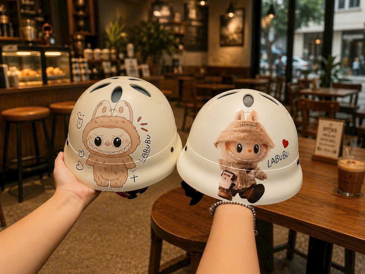 MŨ BẢO HIỂM MÀU BE LABUBU CHO BÉ