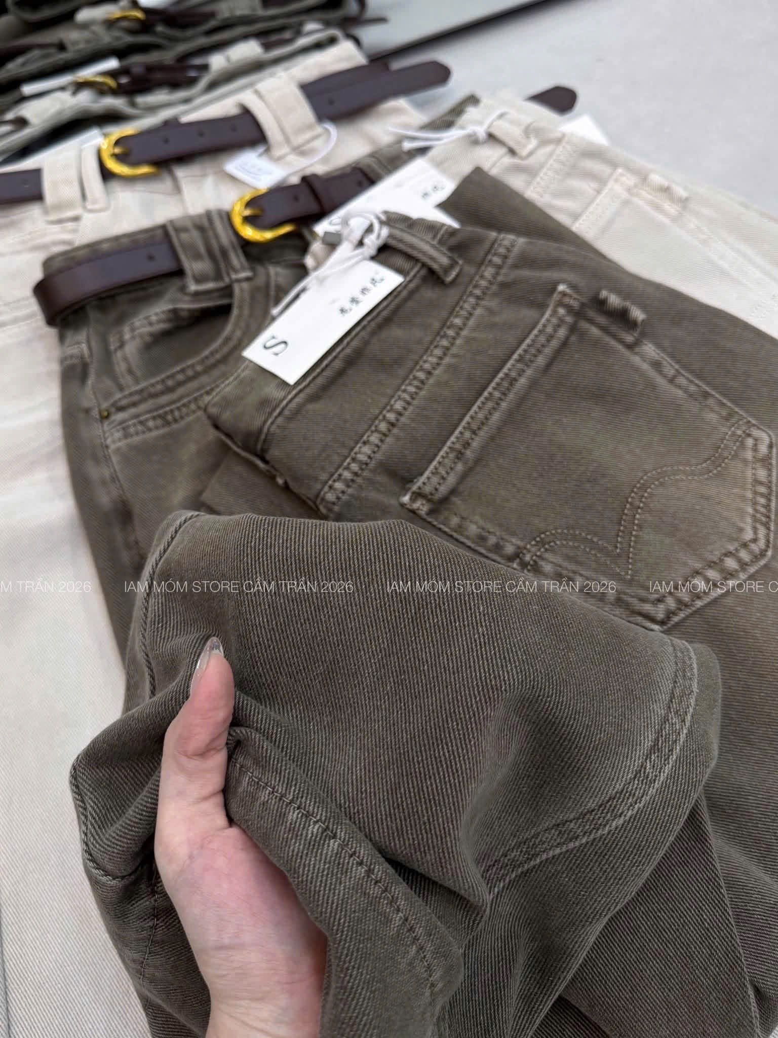 QUẦN JEAN SUÔNG THÊU TÚI 2 MÀU M2884
