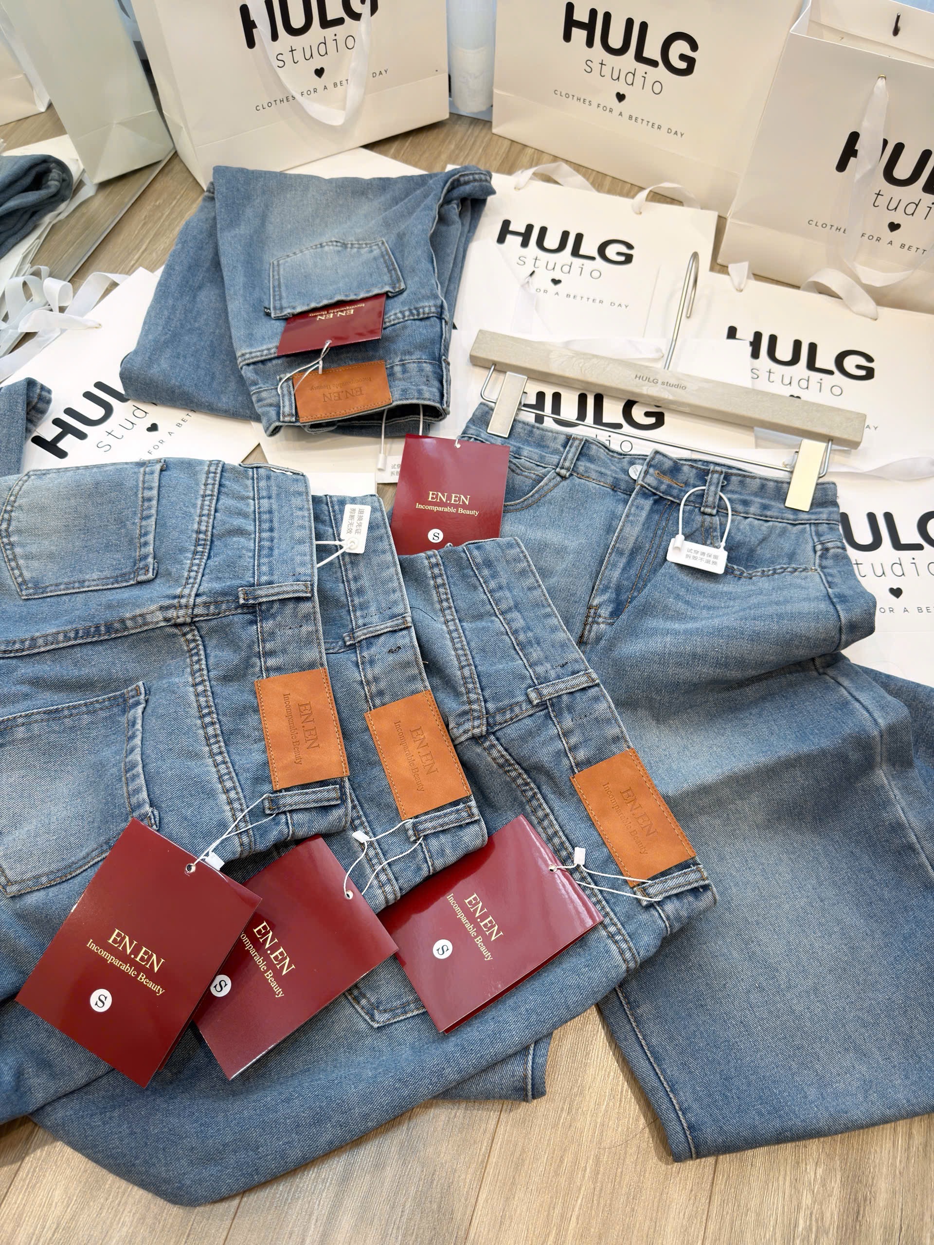 QUẦN JEAN SUÔNG XANH MÁC DA TAG ENNE