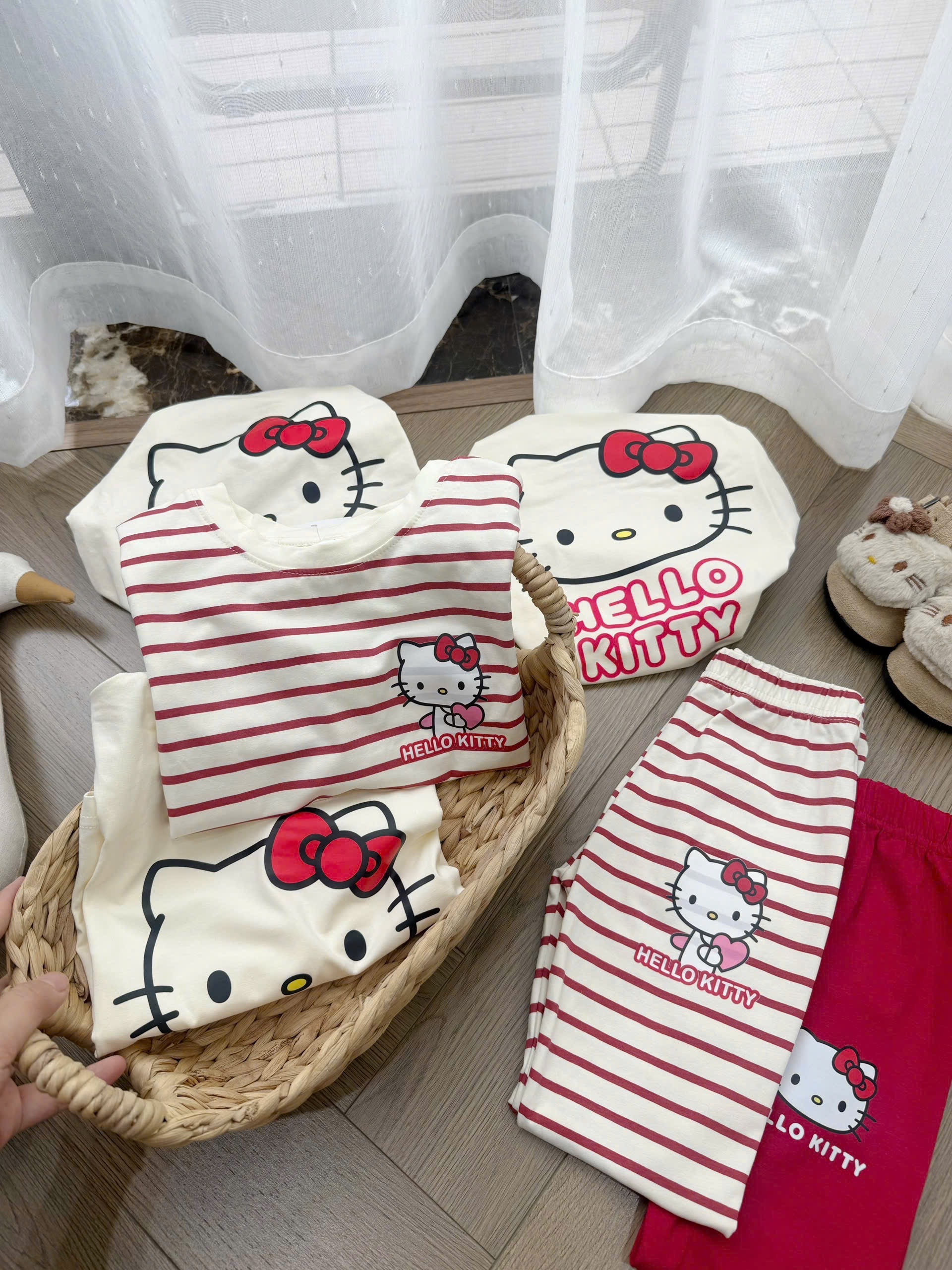 SET 2 BỘ KITTY DT TRẮNG KẺ BG