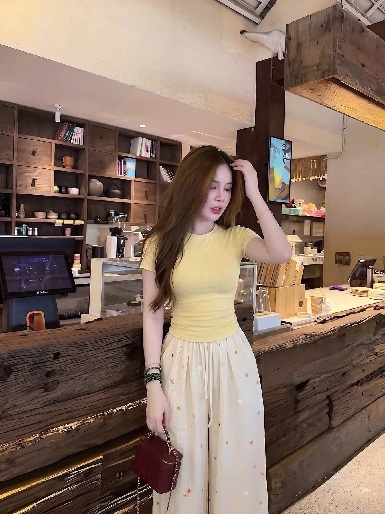 SET ÁO PULL CỘC VÀNG MIX QUẦN SUÔNG HOA