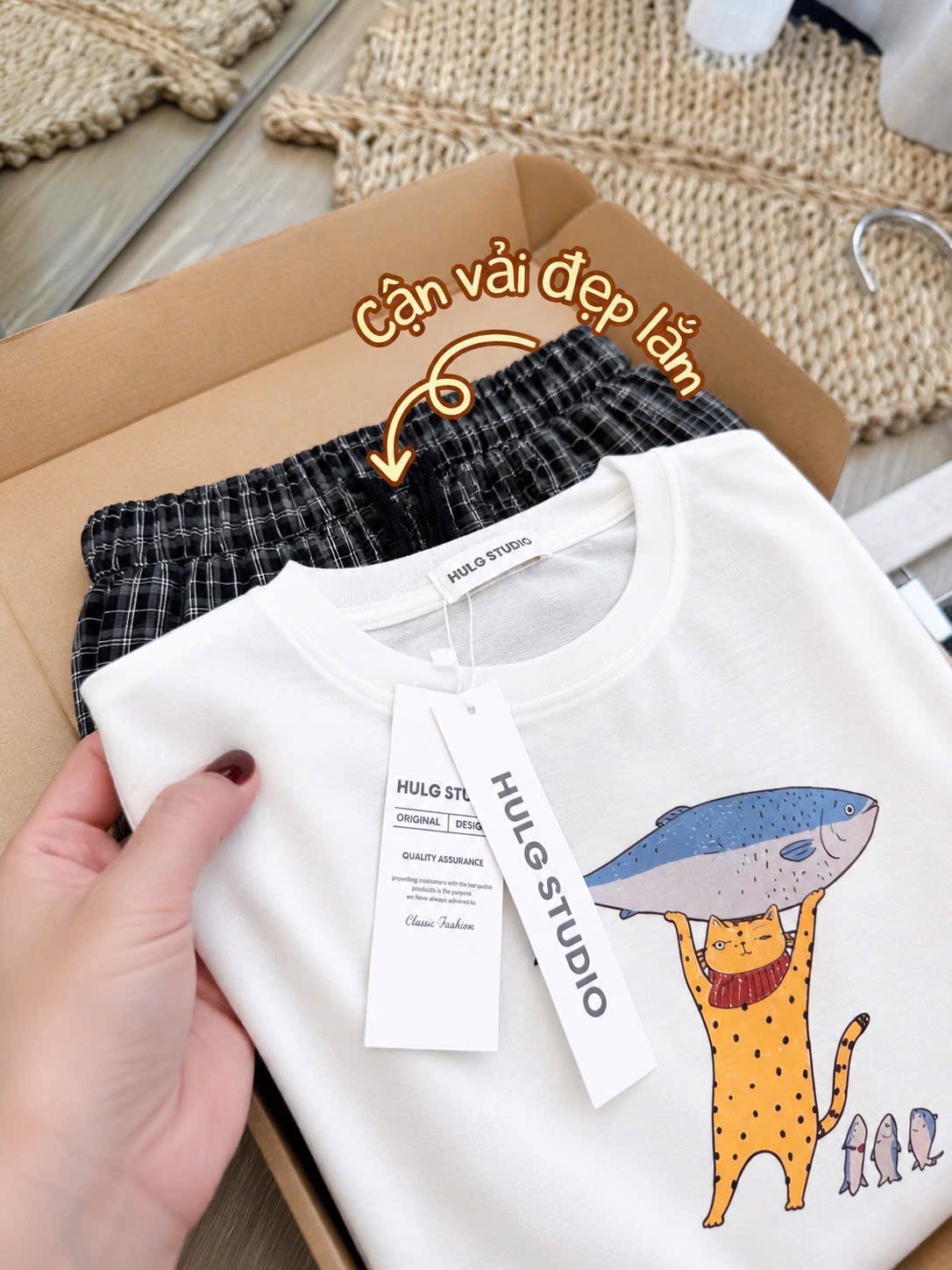 SET ÁO TRẮNG HÌNH CÁ HEO QUẦN KẺ