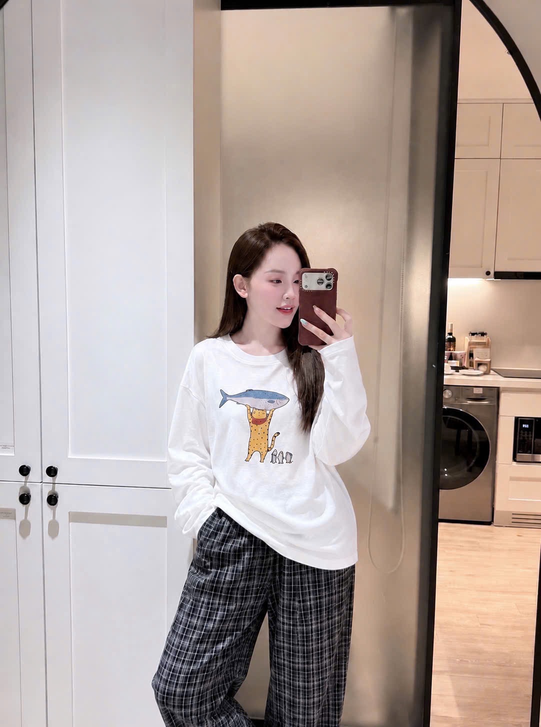 SET ÁO TRẮNG HÌNH CÁ HEO QUẦN KẺ