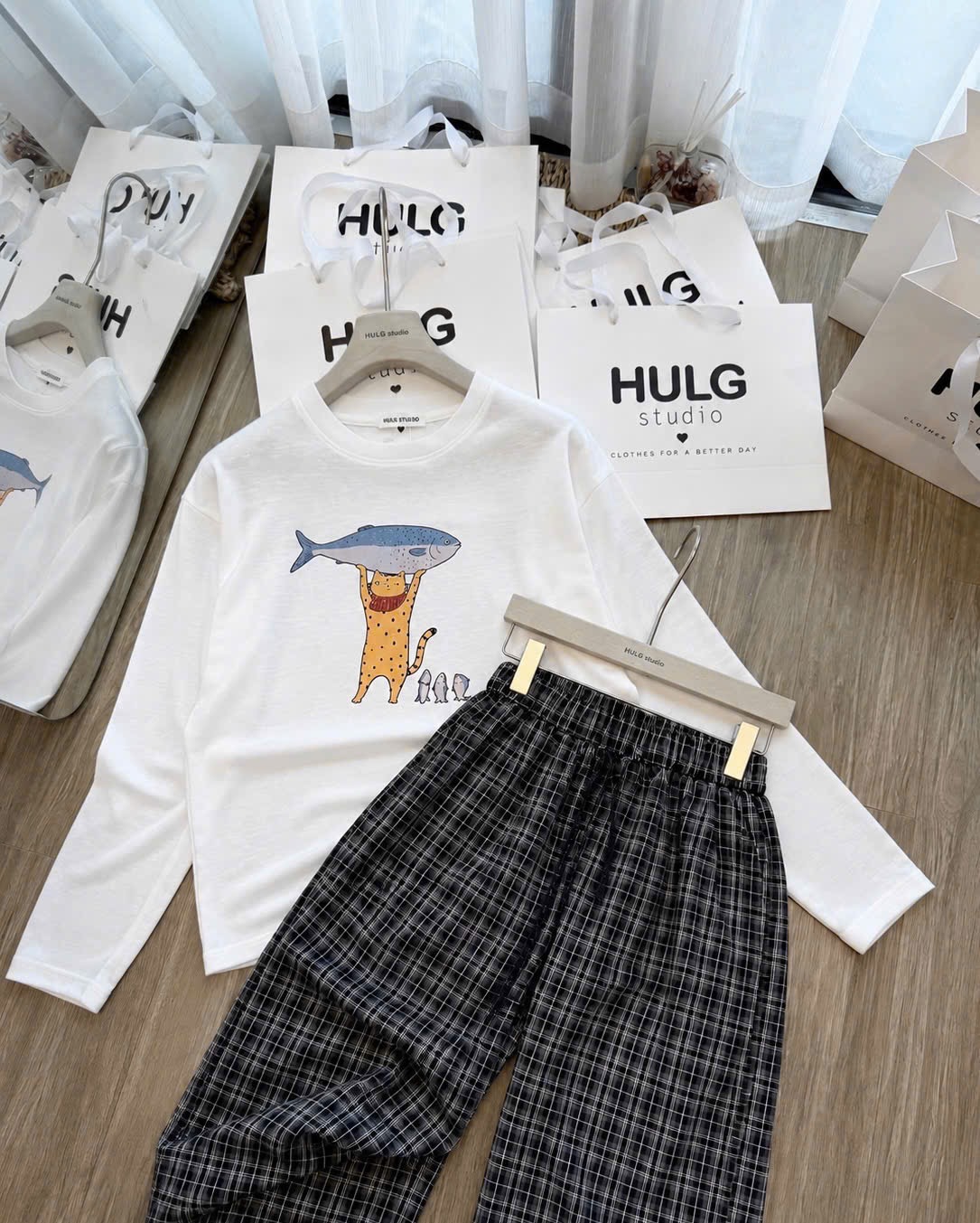 SET ÁO TRẮNG HÌNH CÁ HEO QUẦN KẺ