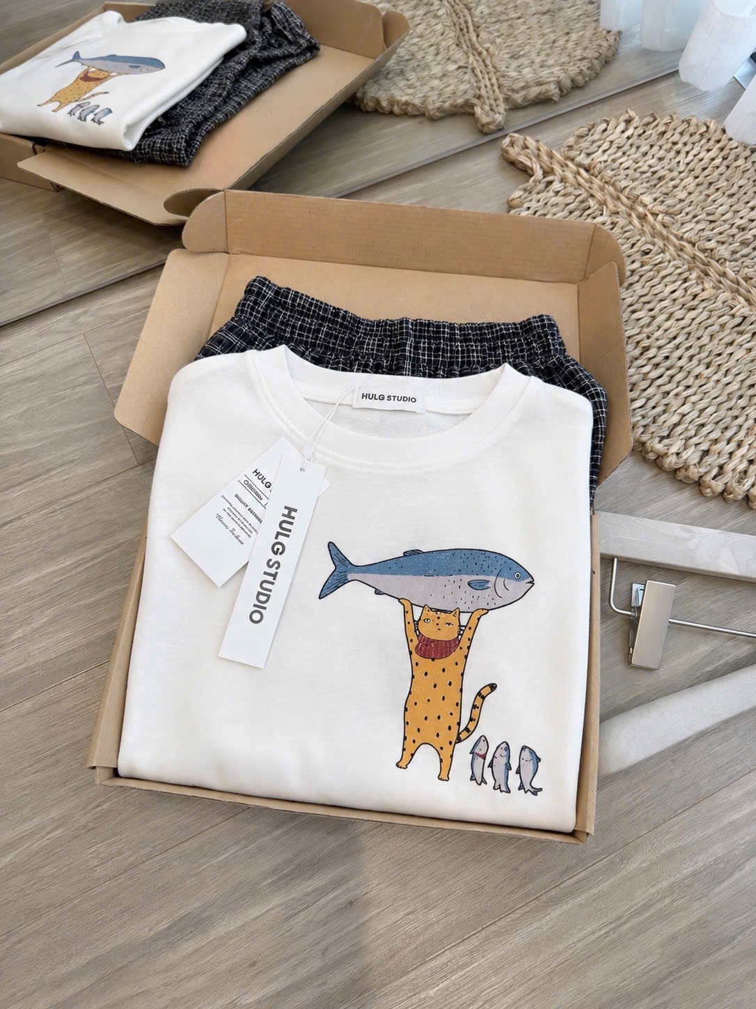 SET ÁO TRẮNG HÌNH CÁ HEO QUẦN KẺ