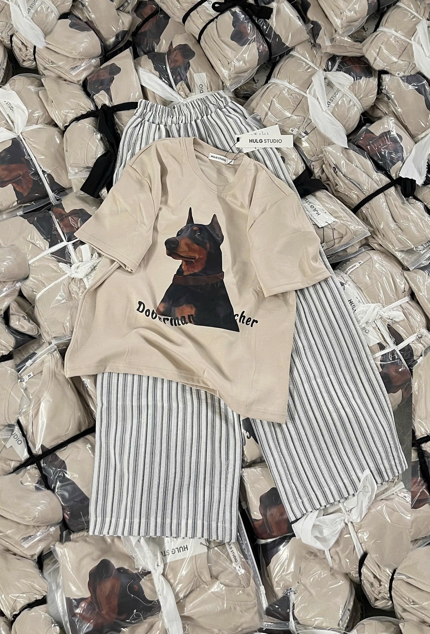 SET CỘC HÌNH CÚN MÀU BE DOPEMAN QUẦN KẺ SUÔNG