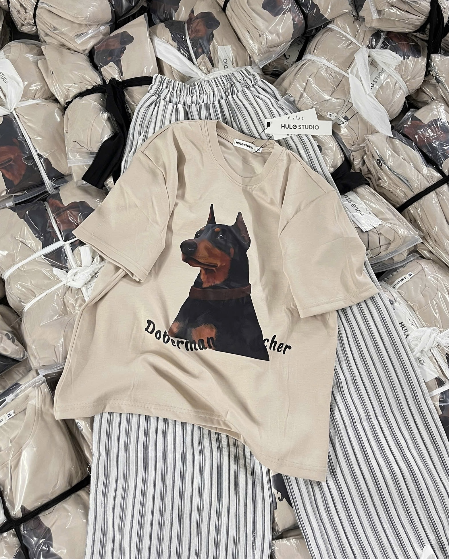 SET CỘC HÌNH CÚN MÀU BE DOPEMAN QUẦN KẺ SUÔNG