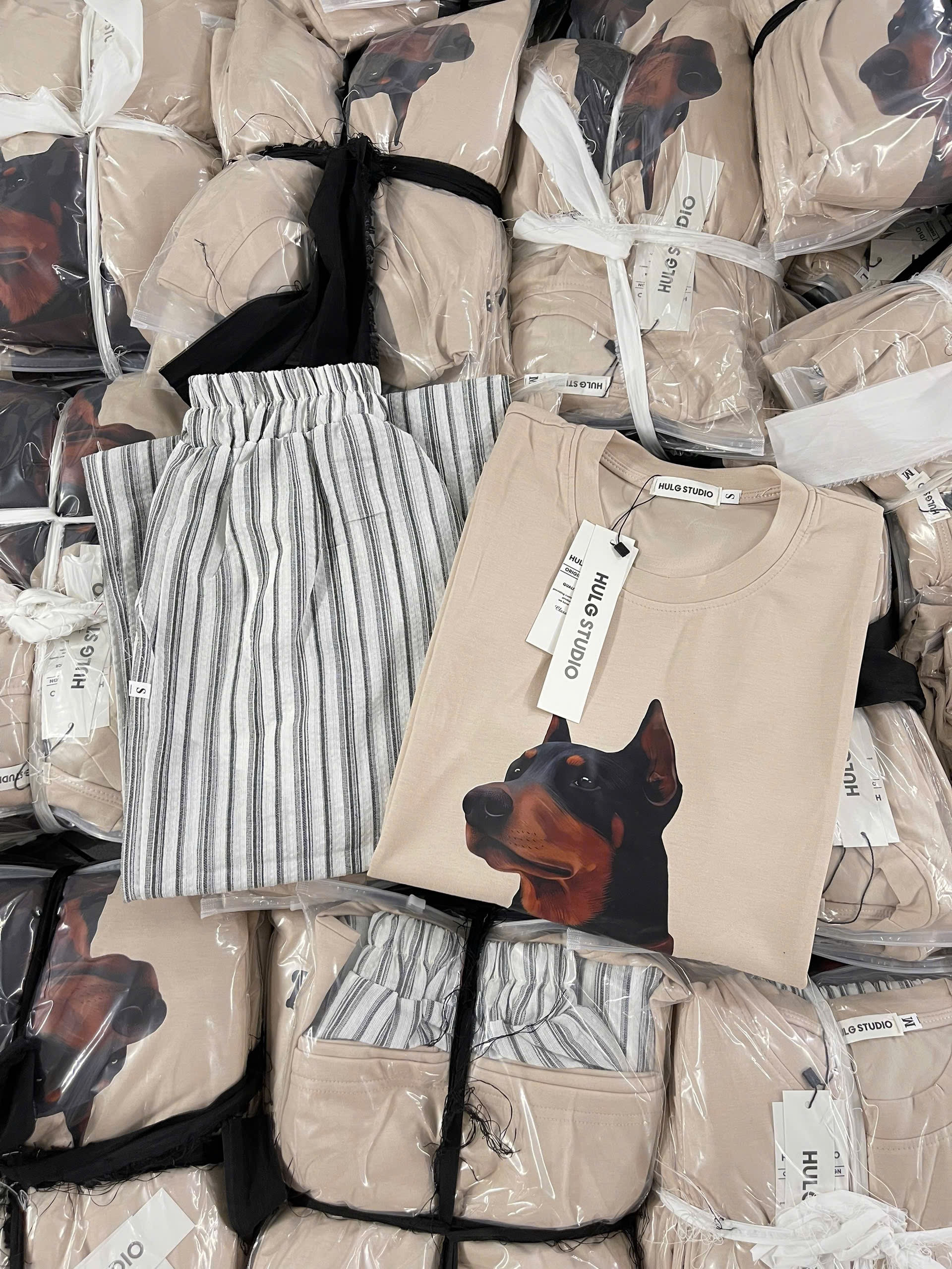 SET CỘC HÌNH CÚN MÀU BE DOPEMAN QUẦN KẺ SUÔNG