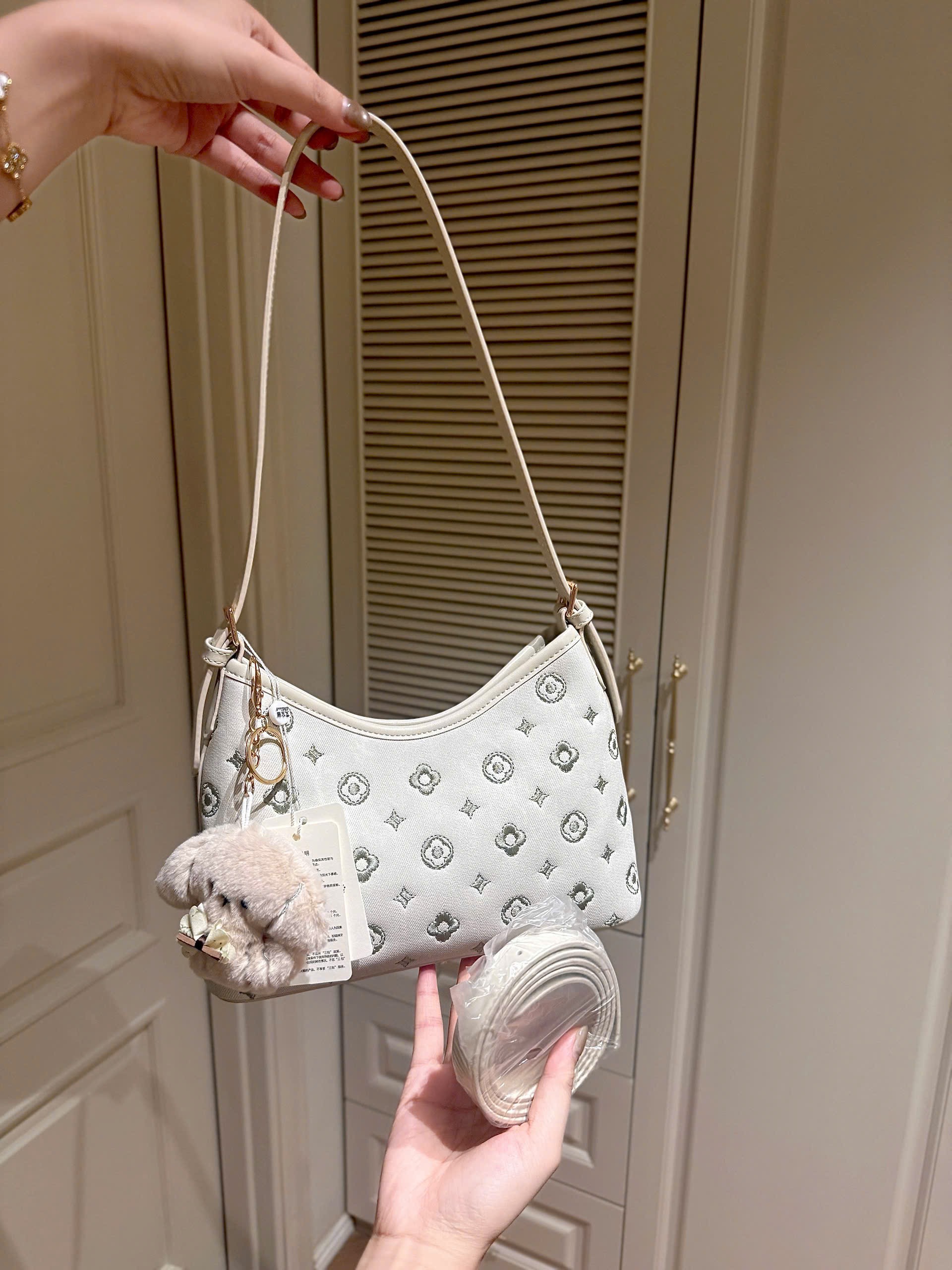 TÚI DÁNG ĐỨNG KẸP NÁCH KÈM CHARM M3380
