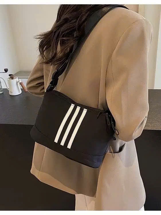 TÚI ĐEO CHÉO 3 SỌC MÀU ĐEN