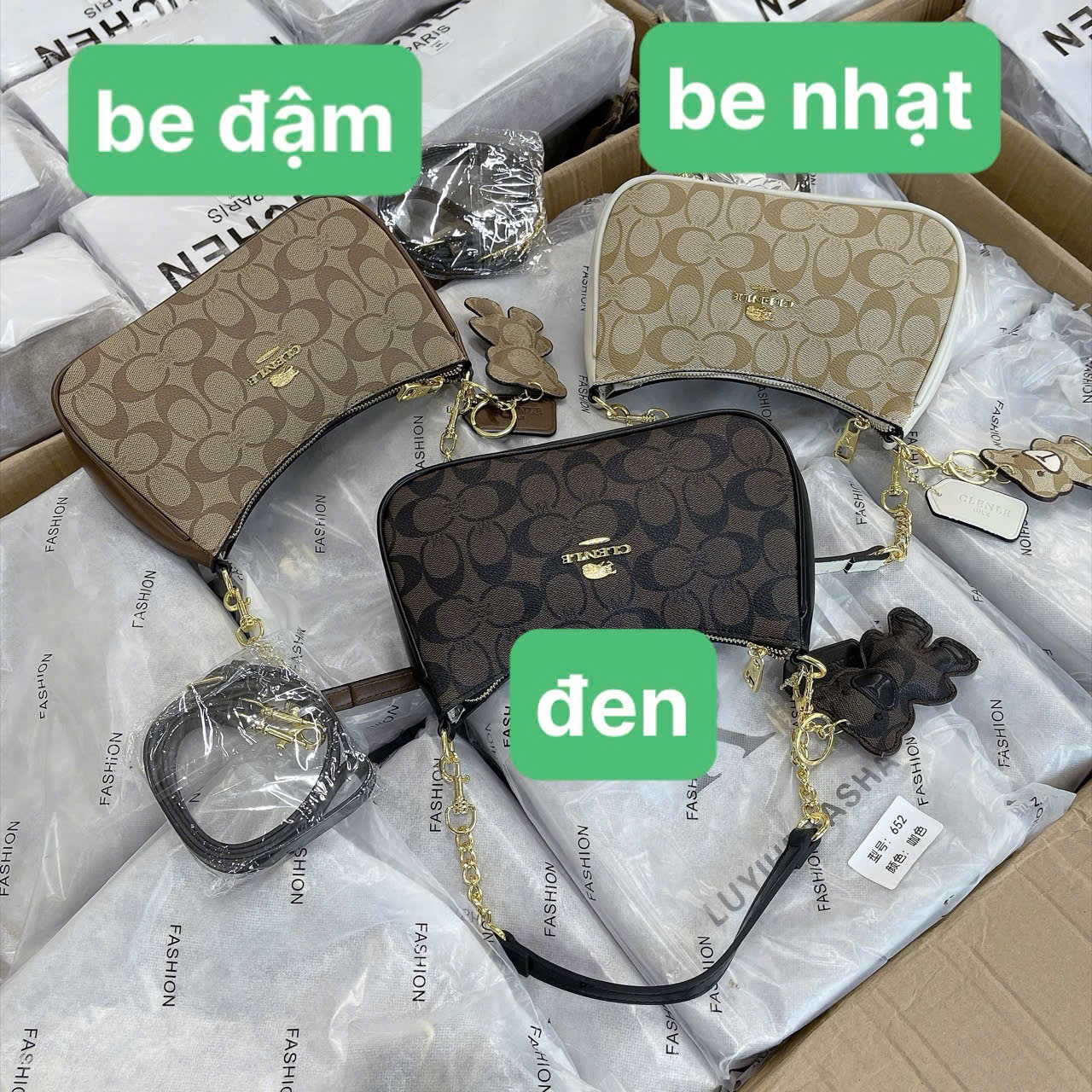 TÚI KẸP NÁCH 3 MÀU VÂN CHỮ C KÈM CHARM M656