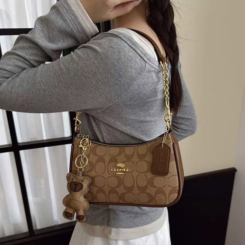 TÚI KẸP NÁCH 3 MÀU VÂN CHỮ C KÈM CHARM M656