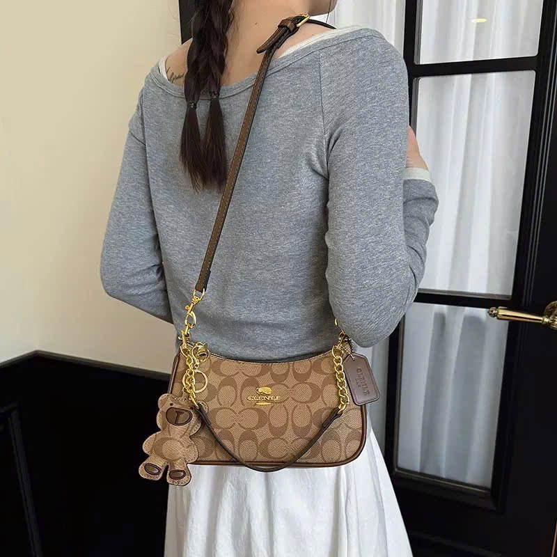 TÚI KẸP NÁCH 3 MÀU VÂN CHỮ C KÈM CHARM M656