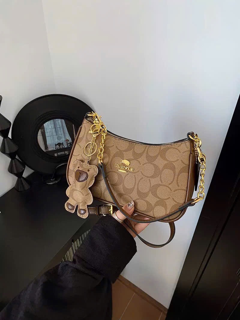TÚI KẸP NÁCH 3 MÀU VÂN CHỮ C KÈM CHARM M656