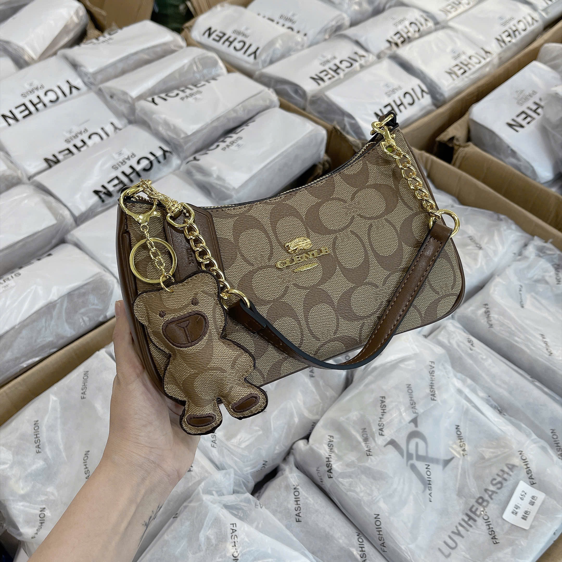 TÚI KẸP NÁCH 3 MÀU VÂN CHỮ C KÈM CHARM M656
