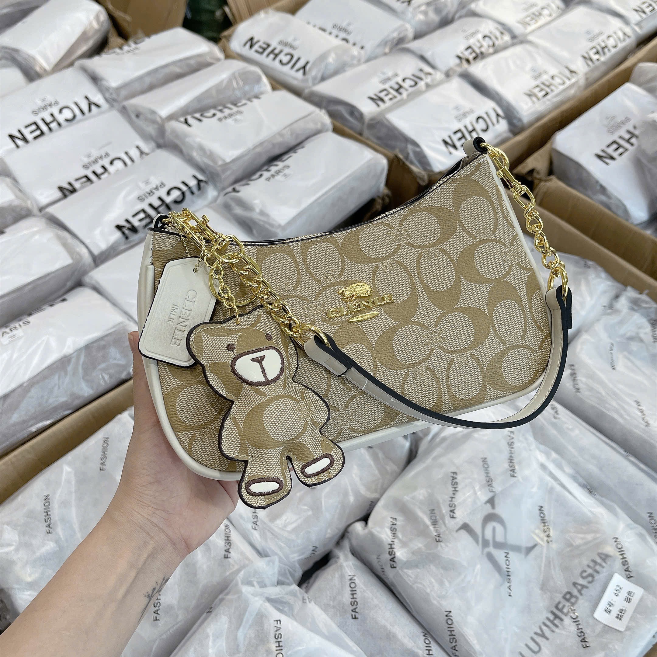 TÚI KẸP NÁCH 3 MÀU VÂN CHỮ C KÈM CHARM M656