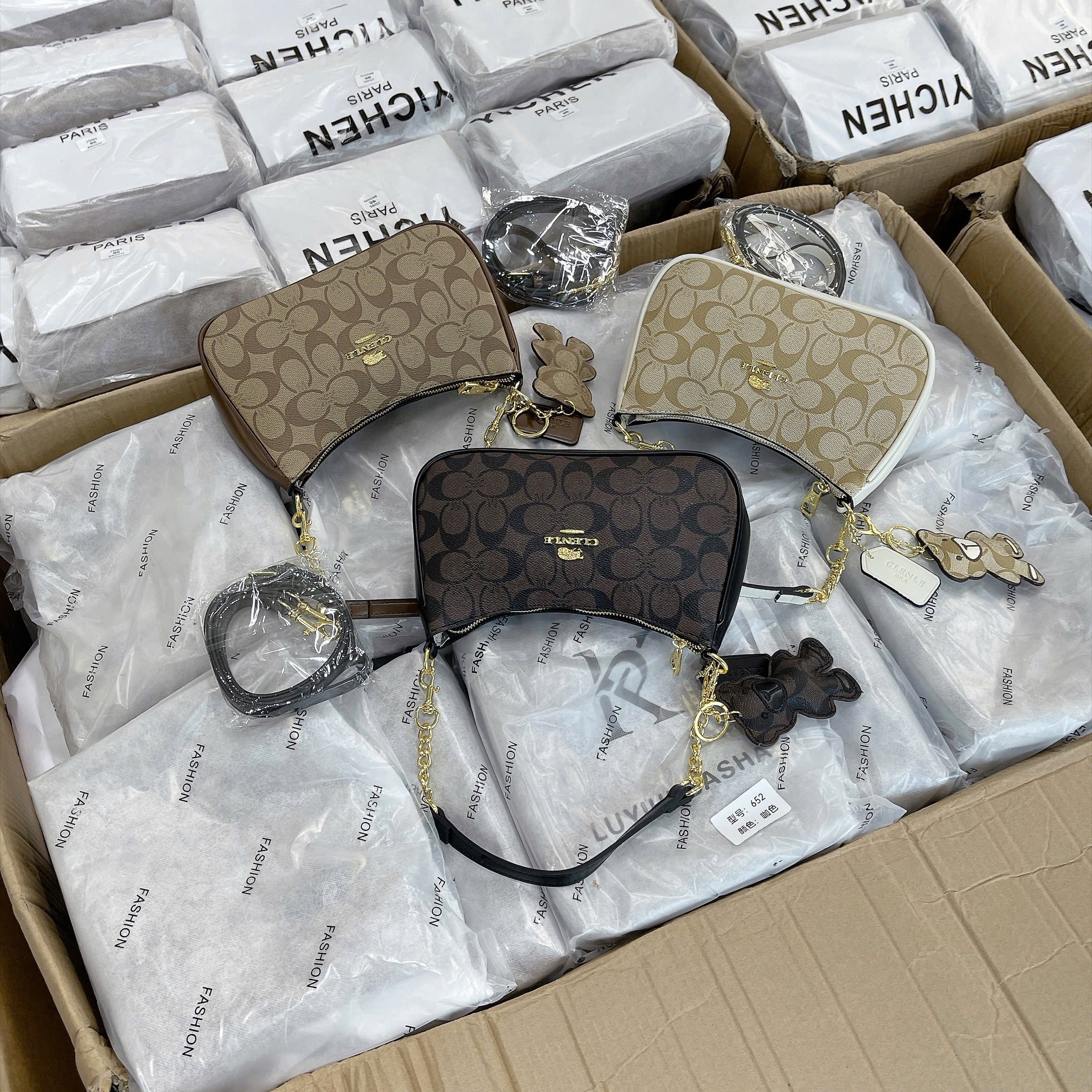 TÚI KẸP NÁCH 3 MÀU VÂN CHỮ C KÈM CHARM M656