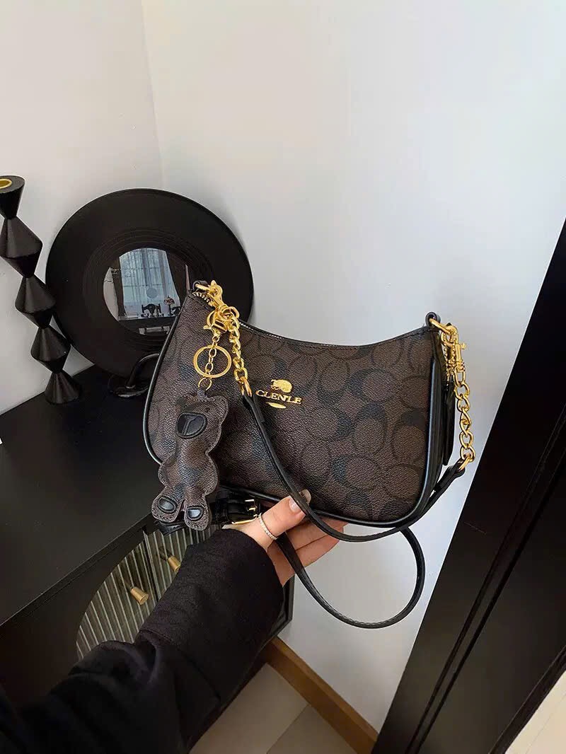 TÚI KẸP NÁCH 3 MÀU VÂN CHỮ C KÈM CHARM M656