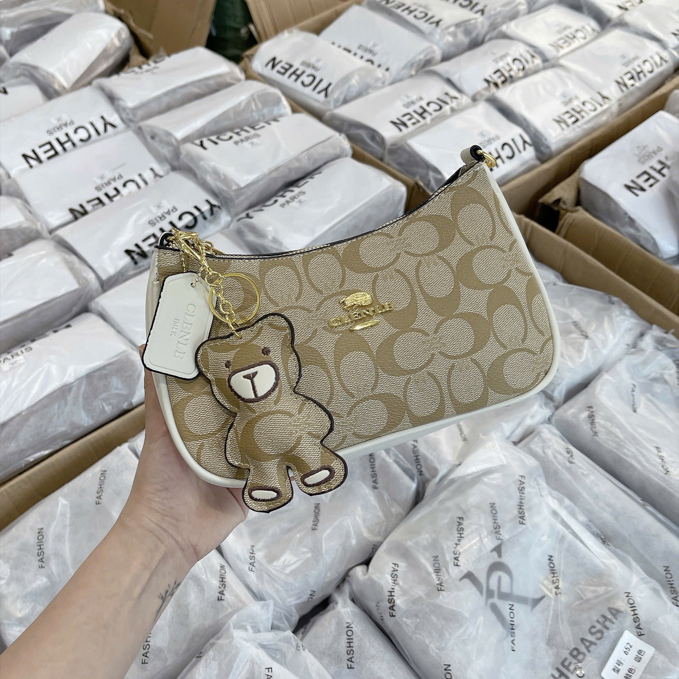 TÚI KẸP NÁCH 3 MÀU VÂN CHỮ C KÈM CHARM M656