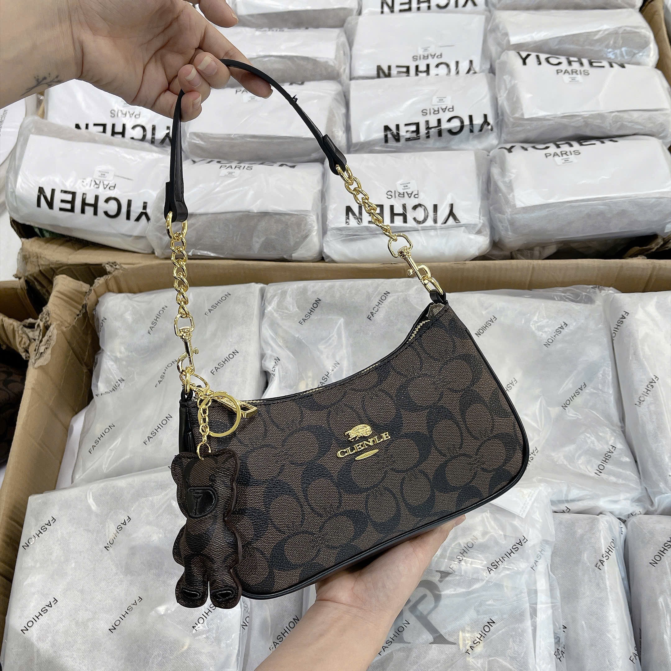 TÚI KẸP NÁCH 3 MÀU VÂN CHỮ C KÈM CHARM M656