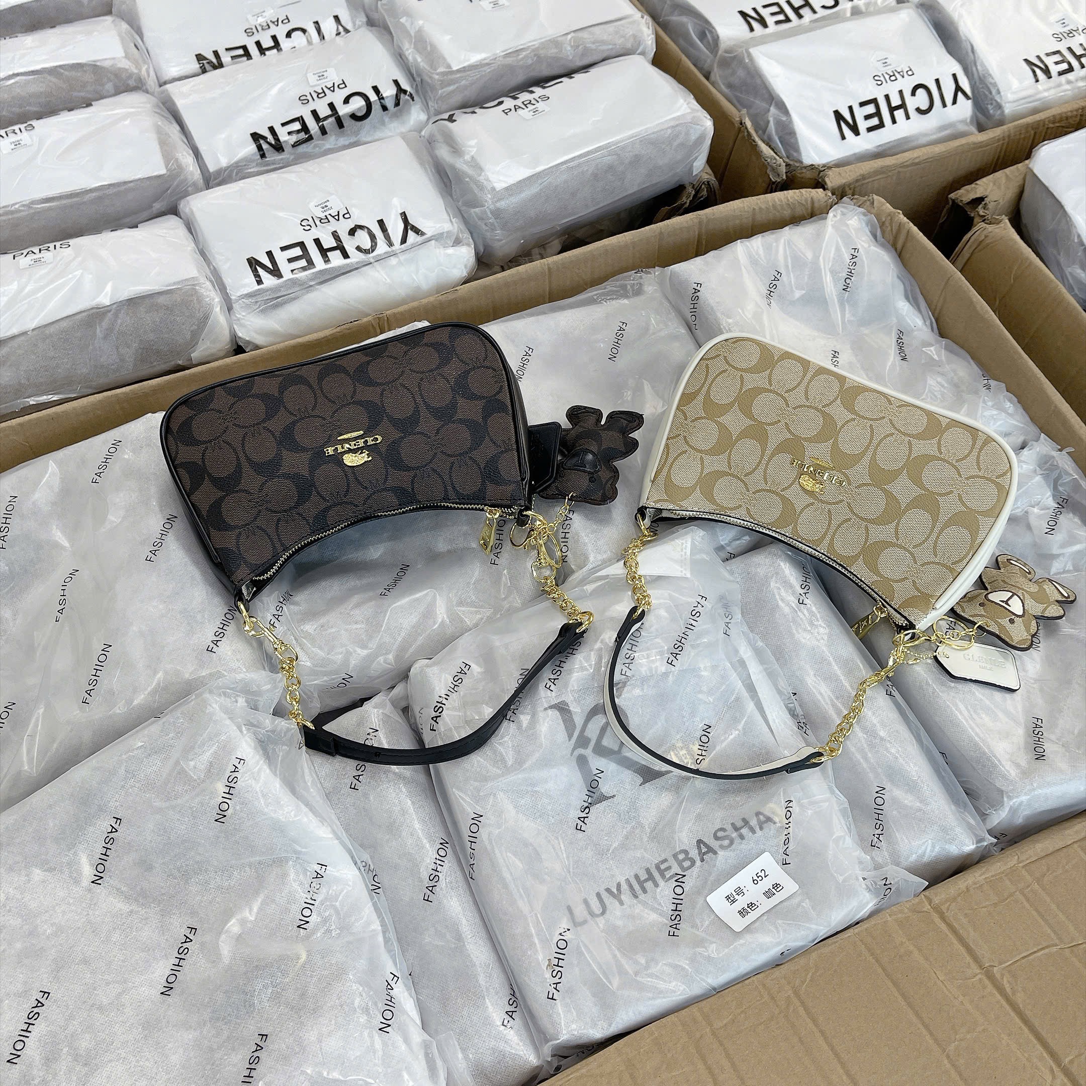 TÚI KẸP NÁCH 3 MÀU VÂN CHỮ C KÈM CHARM M656