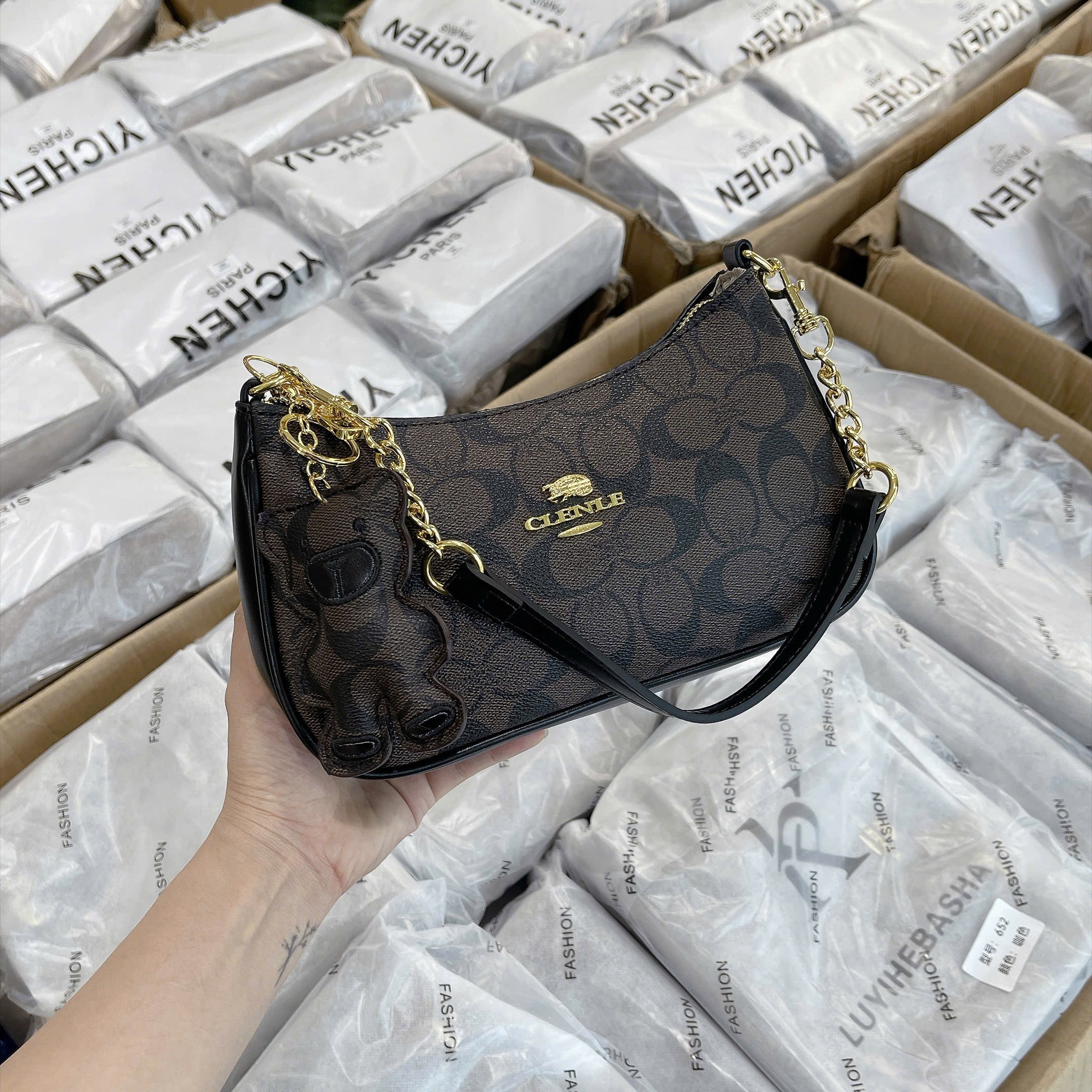 TÚI KẸP NÁCH 3 MÀU VÂN CHỮ C KÈM CHARM M656