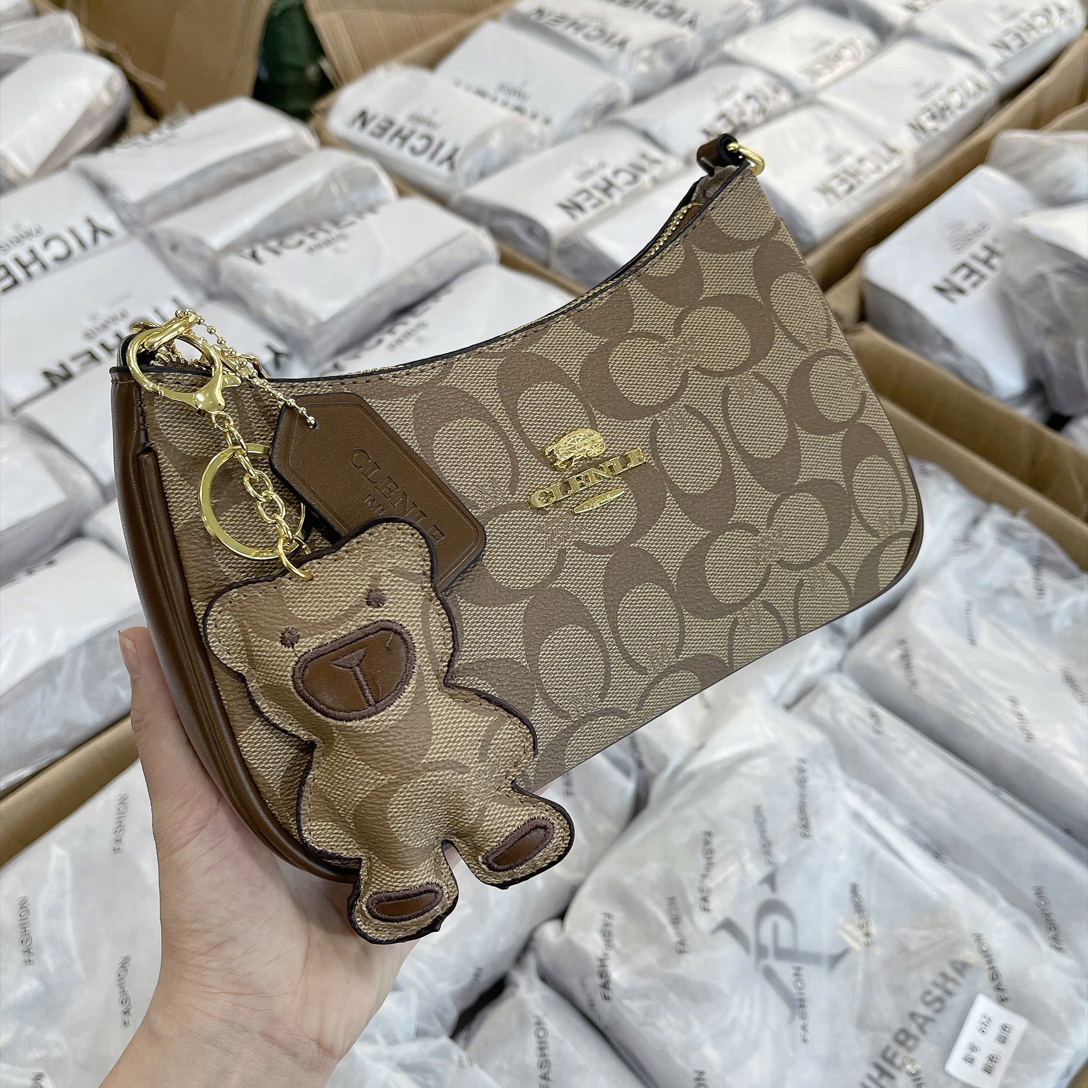 TÚI KẸP NÁCH 3 MÀU VÂN CHỮ C KÈM CHARM M656