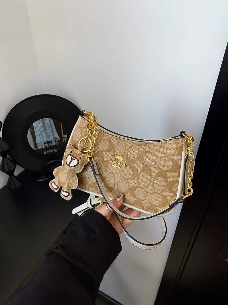 TÚI KẸP NÁCH 3 MÀU VÂN CHỮ C KÈM CHARM M656
