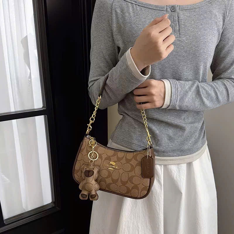 TÚI KẸP NÁCH 3 MÀU VÂN CHỮ C KÈM CHARM M656