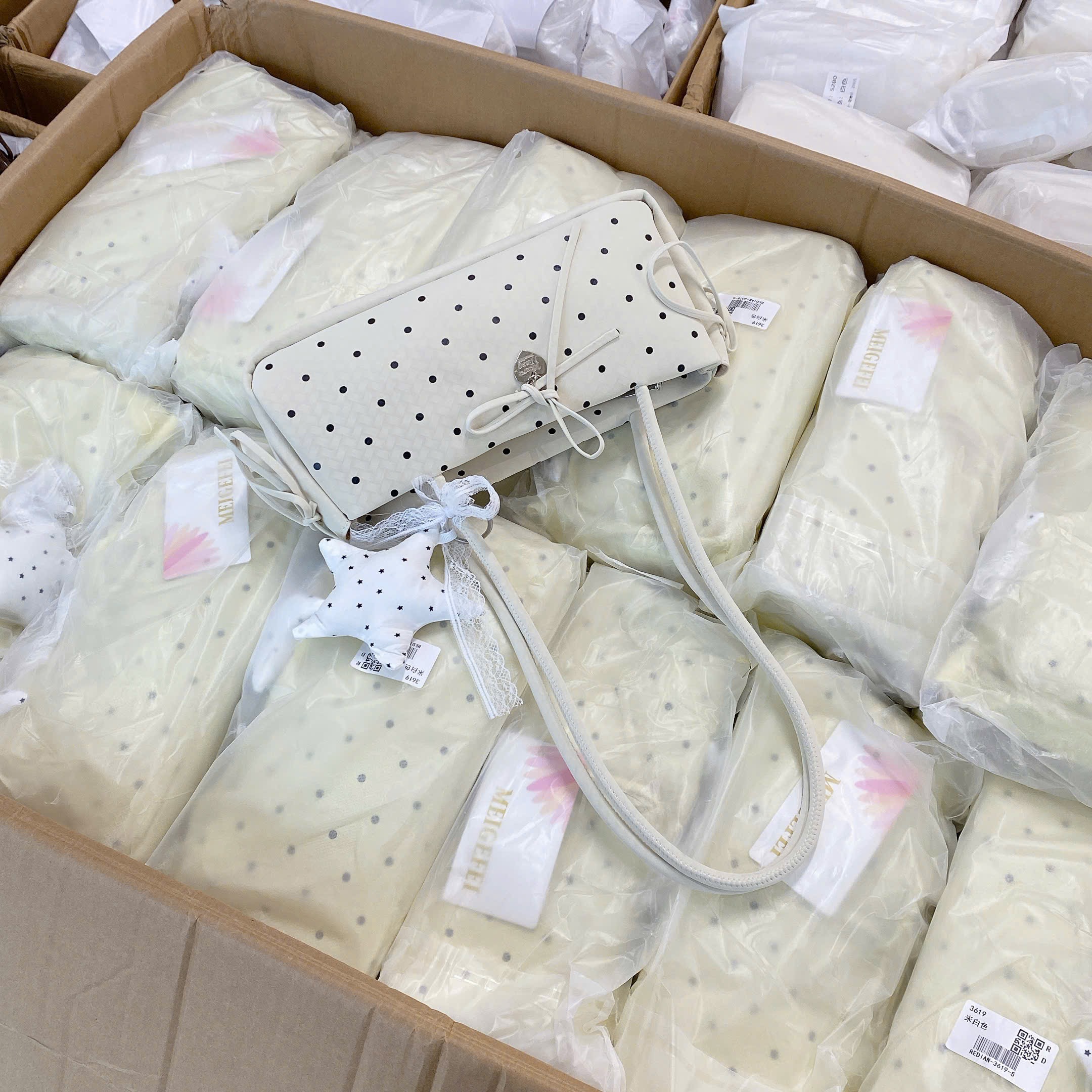 TÚI KẸP NÁCH CHẤM BI CHO NỮ
