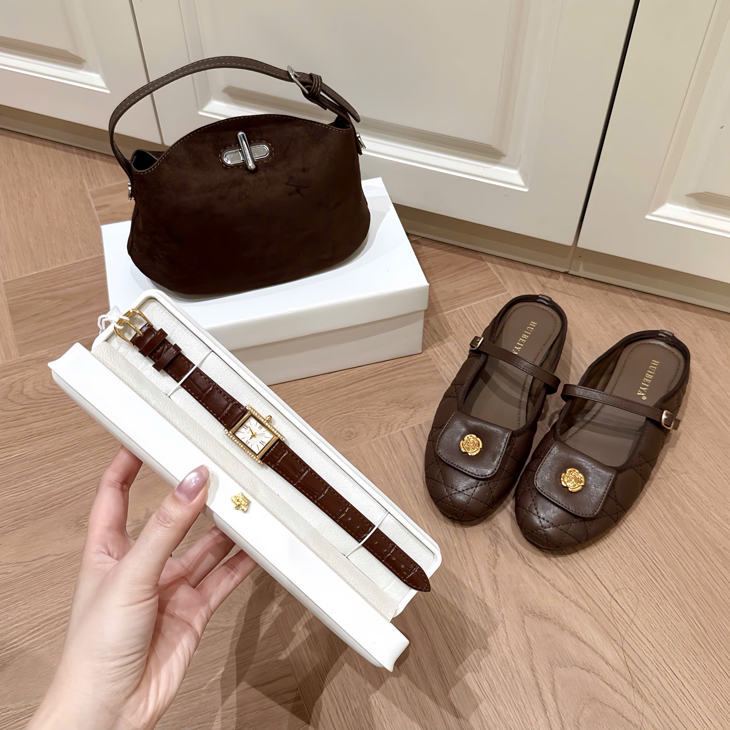 TÚI XÁCH DA LỘN KHOÁ XOAY TONE NÂU CHOCO M6227