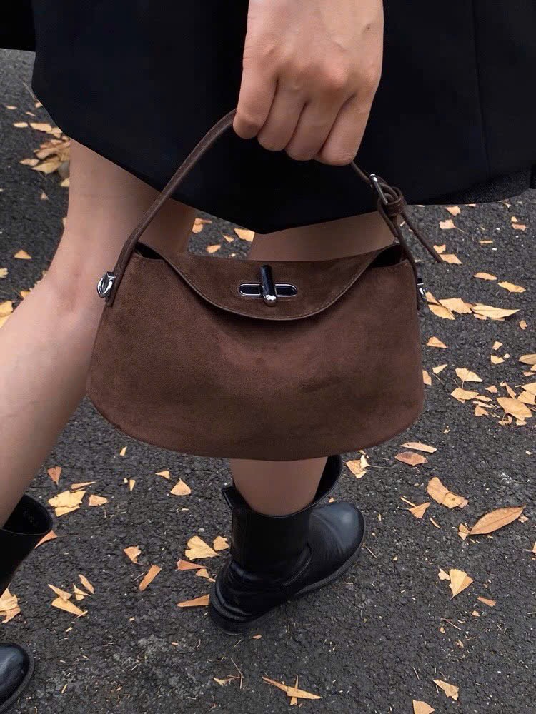 TÚI XÁCH DA LỘN KHOÁ XOAY TONE NÂU CHOCO M6227